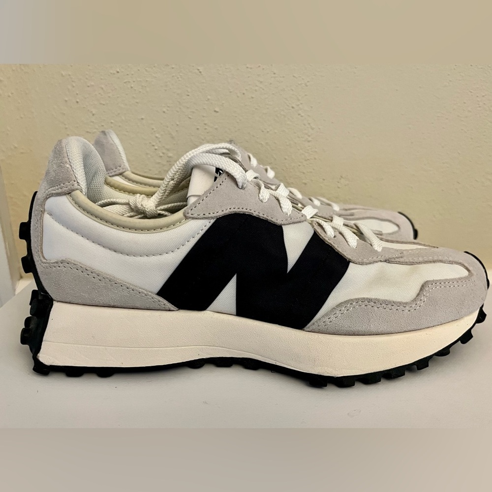 EUC Women’s New Balance 327 Size 7.5